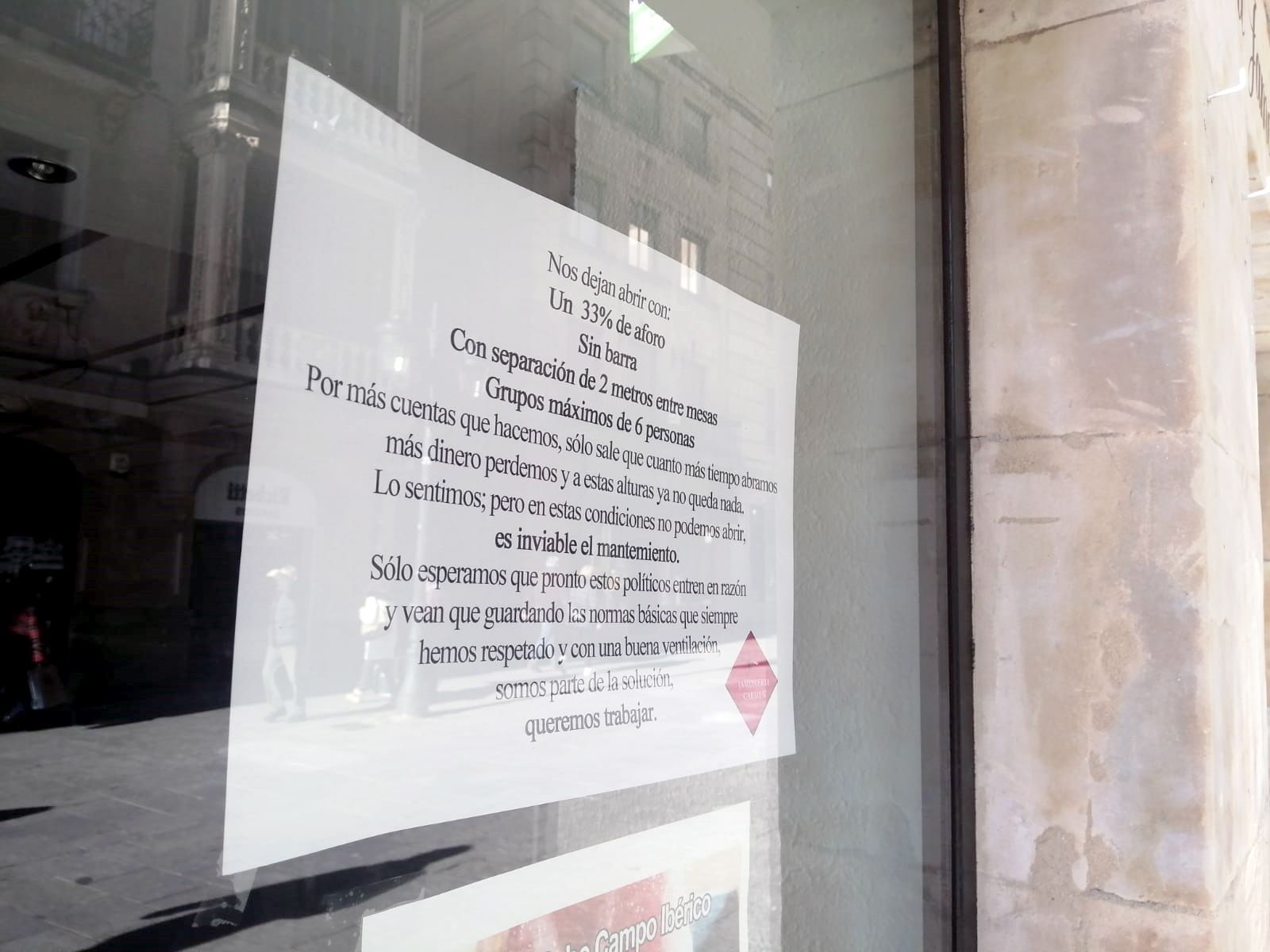 Un cartel de un establecimiento hostelero de la calle Zamora, anunciando la dificultad para realizar su trabajo