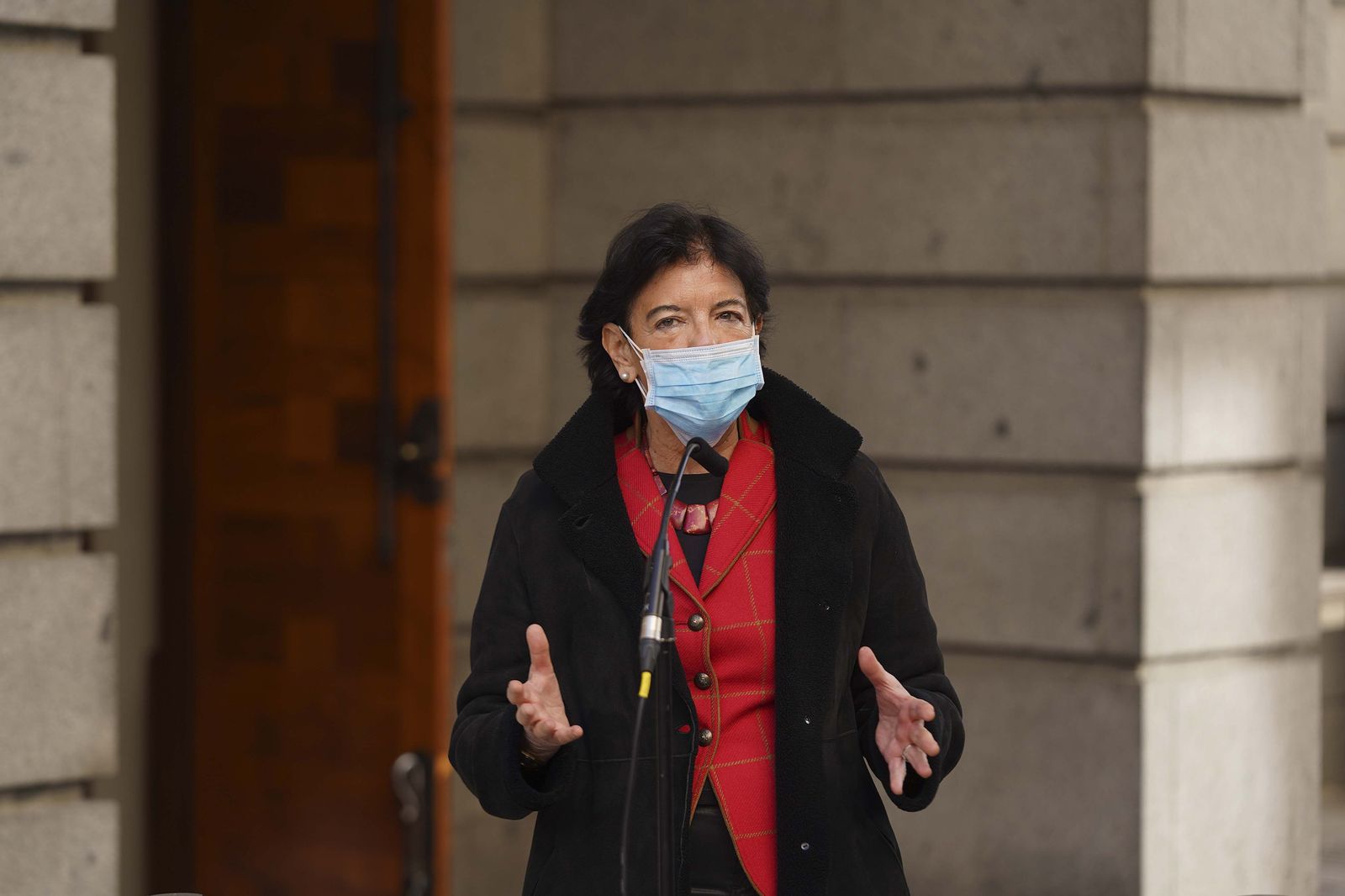 La ministra de Educación y Formación Profesional, Isabel Celaá, se dirige a los medios en el patio del Congreso de los Diputados. El Pleno debate hoy el proyecto de Ley Orgánica por el que se modi