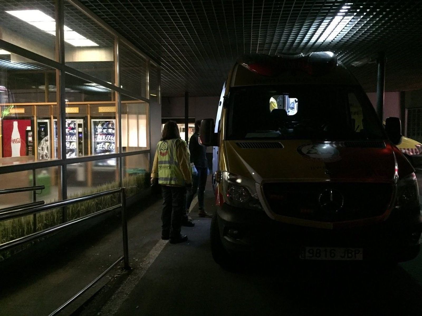 Llegada al hospital del joven herido