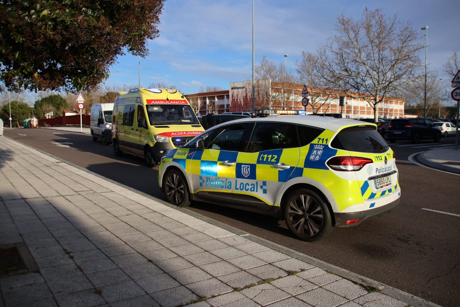 policia-local-y-ambulancia-en-un-atropello-en-la-calle-rafael-lapesa-3