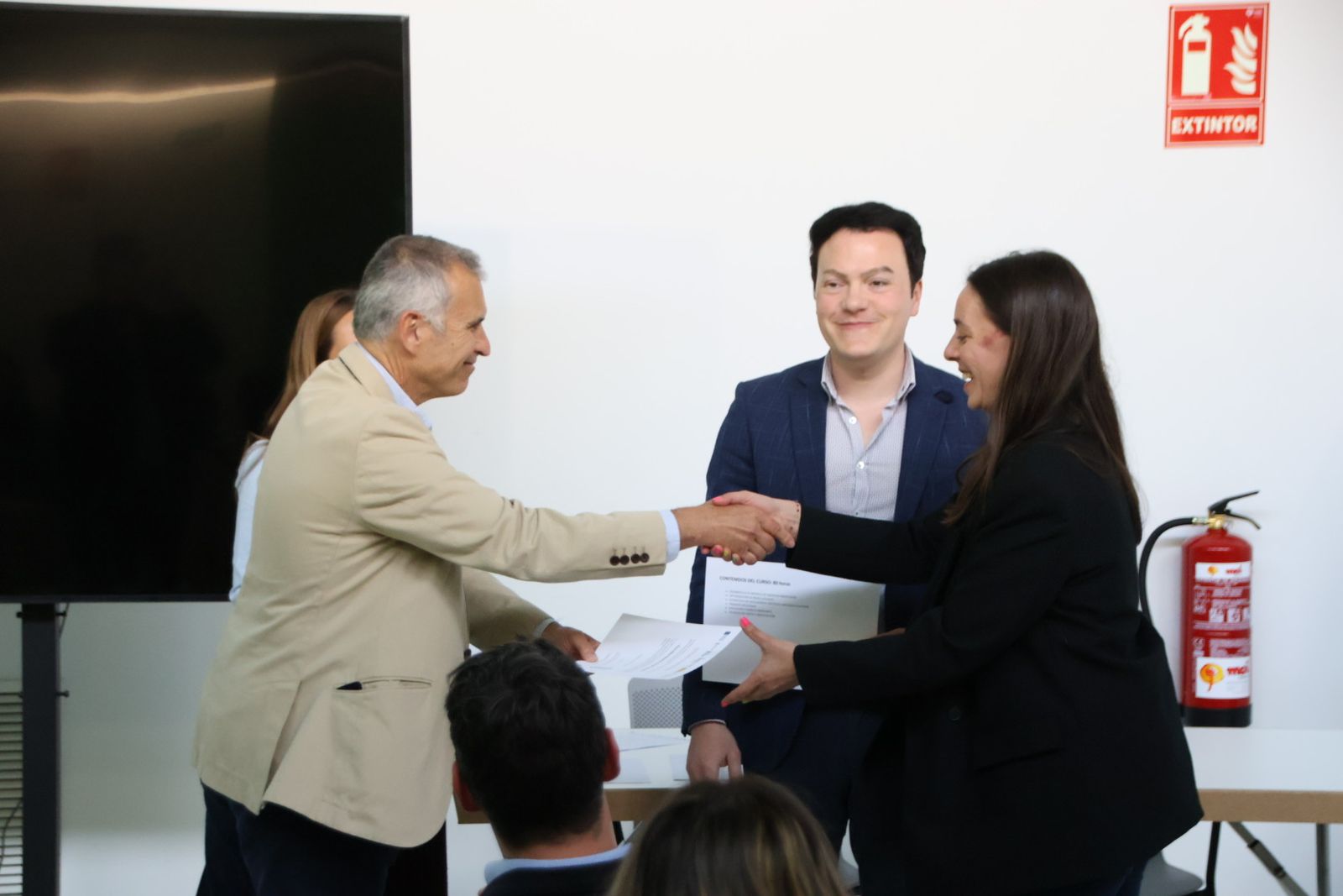 Entrega de diplomas de Centro de Alto Rendimiento Empresarial, Marketing con IA y Data Analytics de Empleo Joven