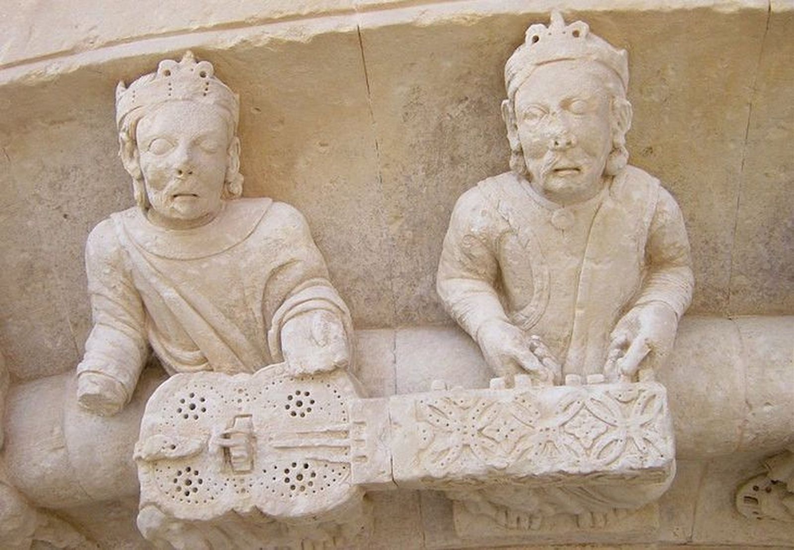 Los instrumentos de La Colegiata, de la piedra a la madera gracias a seis lutieres