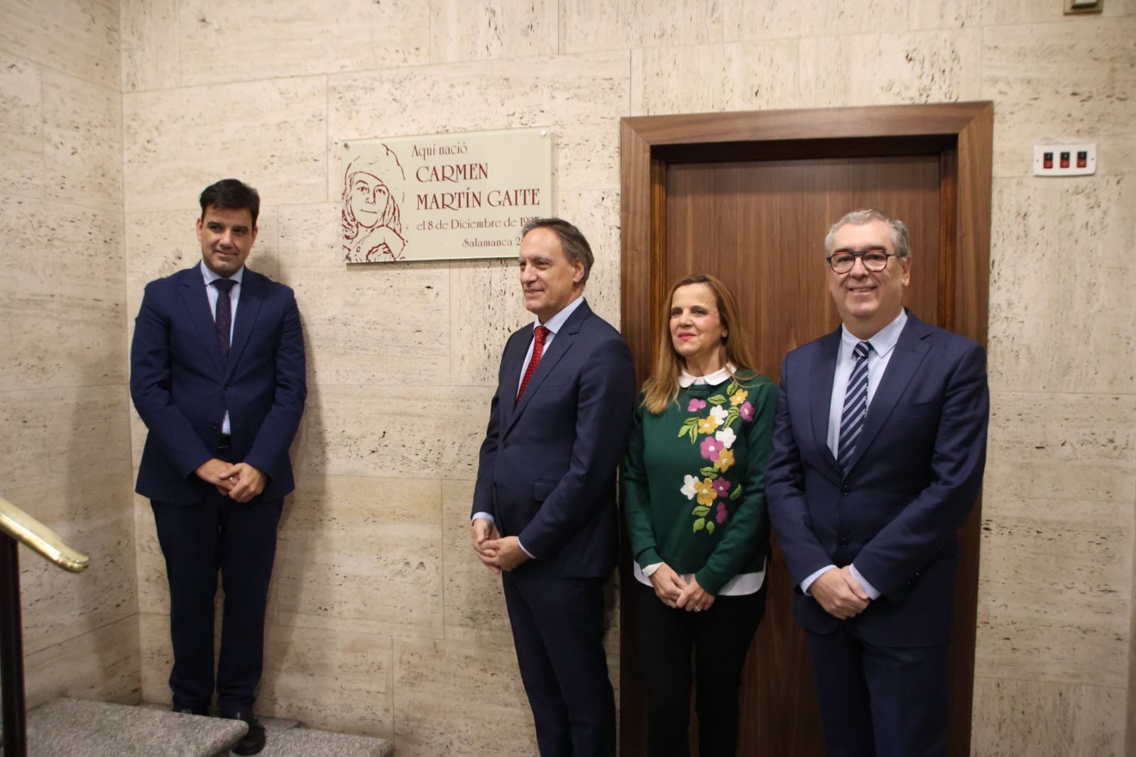 Inauguración de la placa conmemorativa por el centenario del nacimiento de la escritora Carmen Martín Gaite en el edificio de la entidad en la plaza de los Bandos