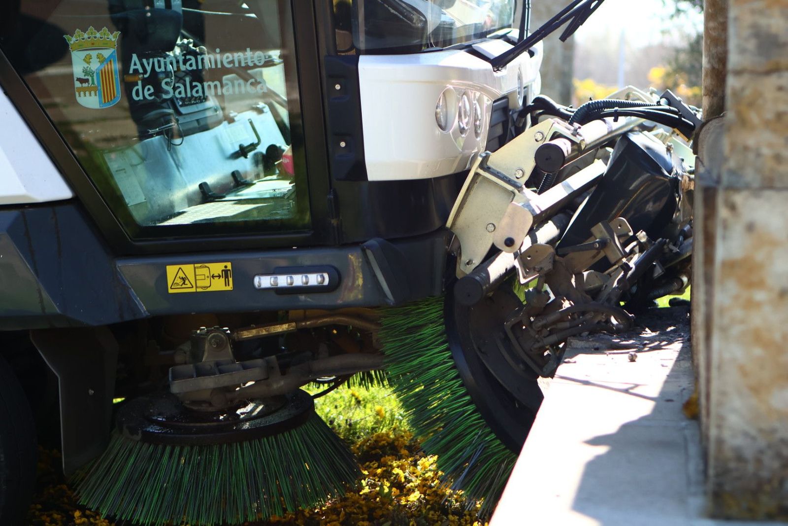 Una barredora se sale de la vía y termina chocando en la glorieta de la Charrería