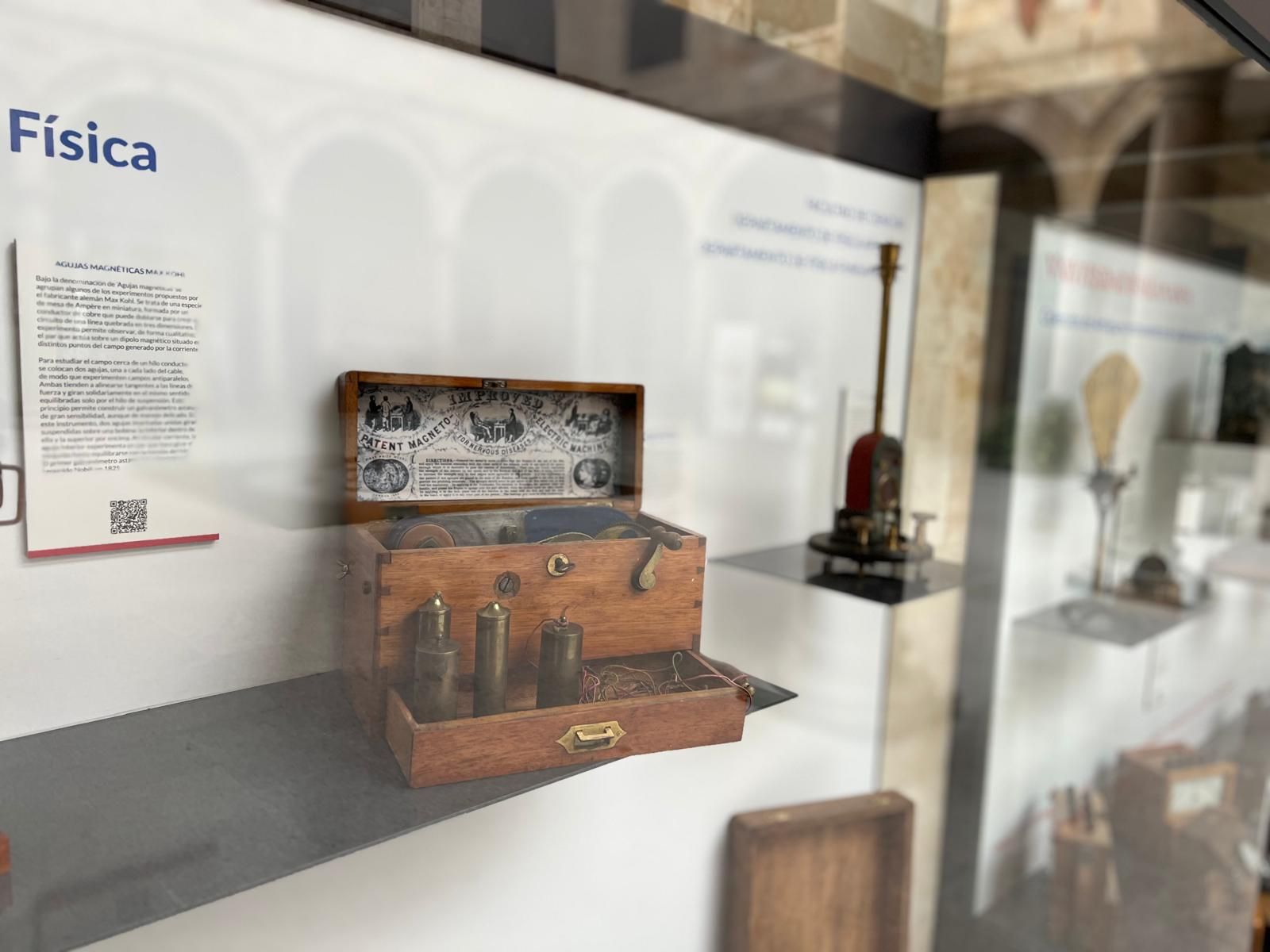 Colección del Laboratorio de Física en el Claustro del Edificio Trilingüe de la Facultad de Ciencias