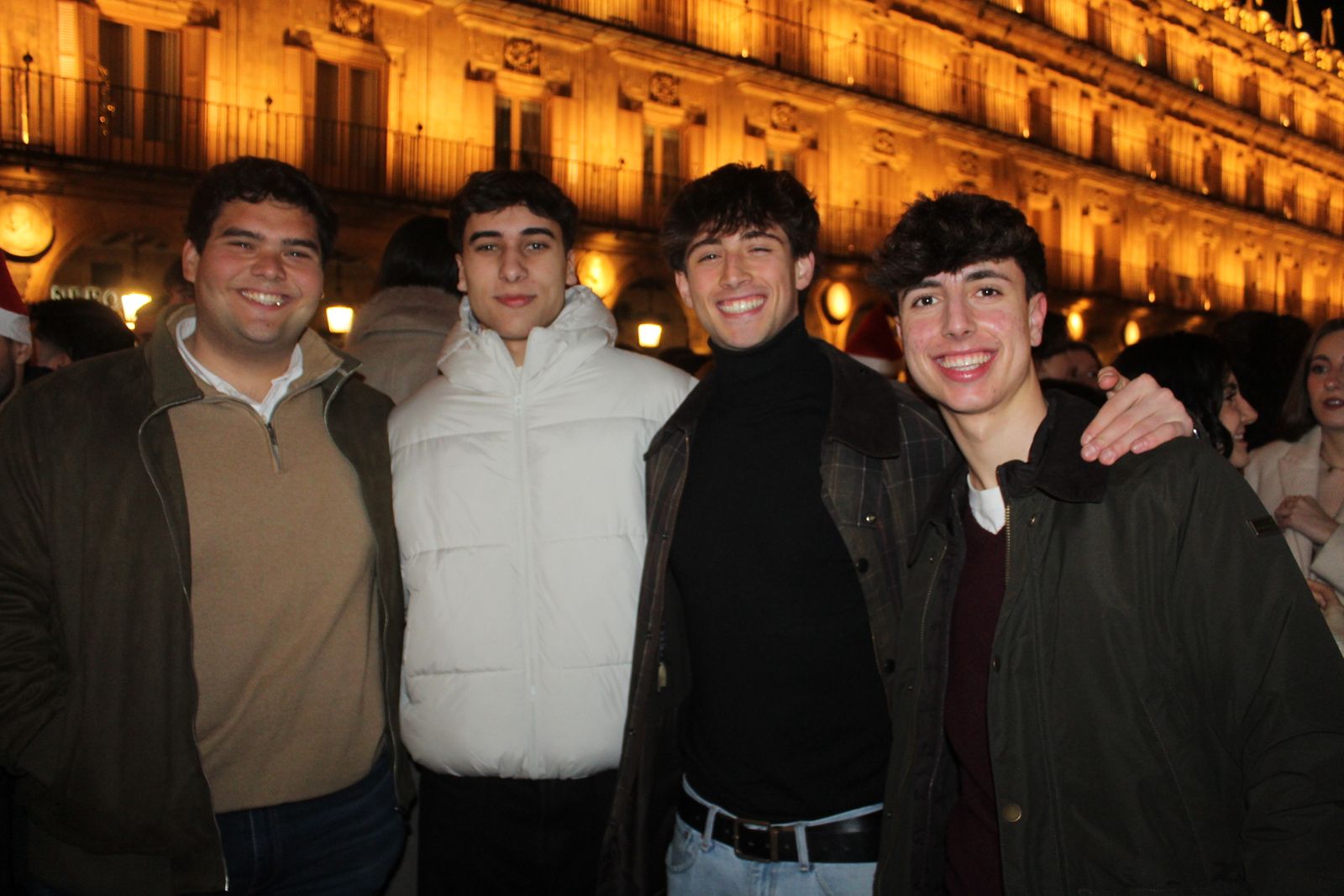 Miles de personas disfrutan de las campanadas y la fiesta del Fin de Año Universitario