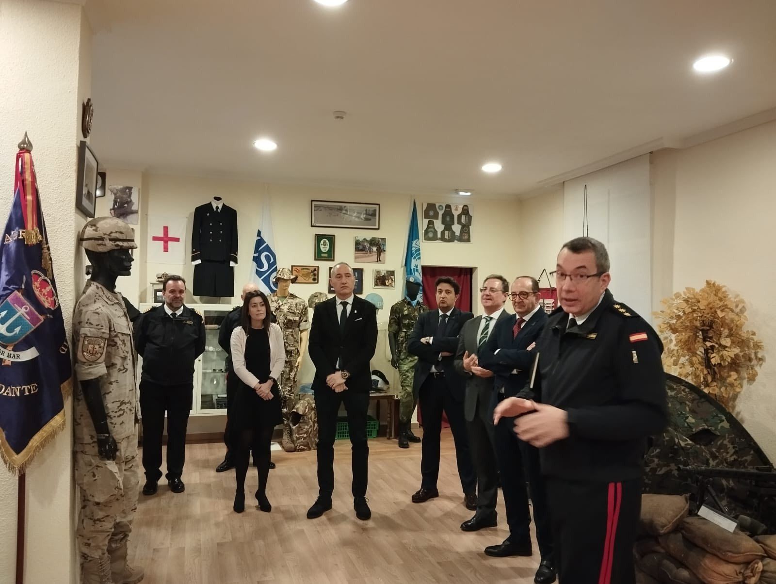 Representantes de la cofradía, el Ayuntamiento y la Diputación con la Armada Española