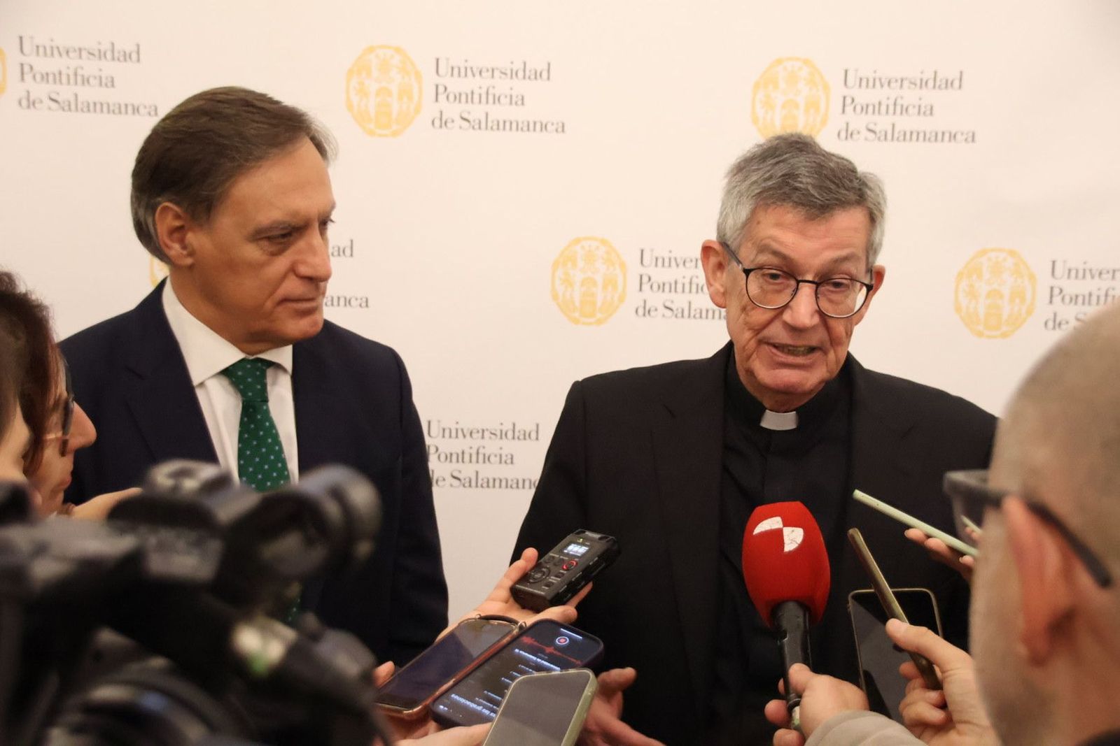 Reunión pontificia y ayuntamiento
