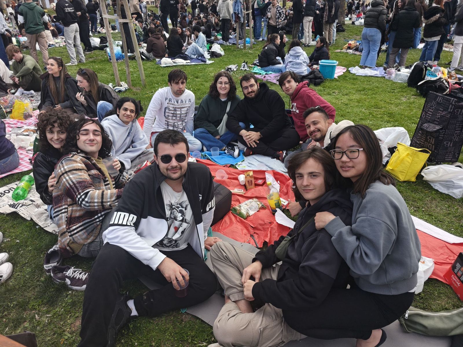 Un multitudinario Lunes de Aguas en Salamanca llena la ribera del Tormes