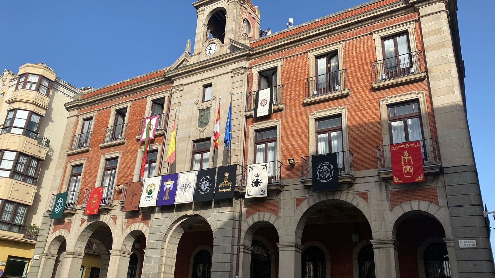 colocacion-de-los-reposteros-en-zamora-semana-santa-2024