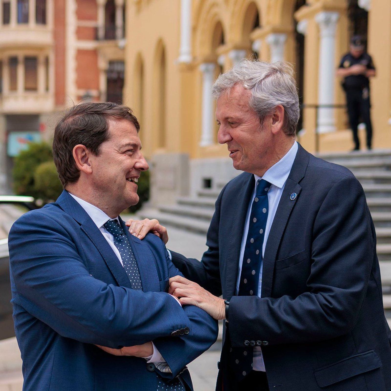 Alfonso Fernández Mañueco y Alfonso Rueda en Galicia el día de las elecciones a la Xunta