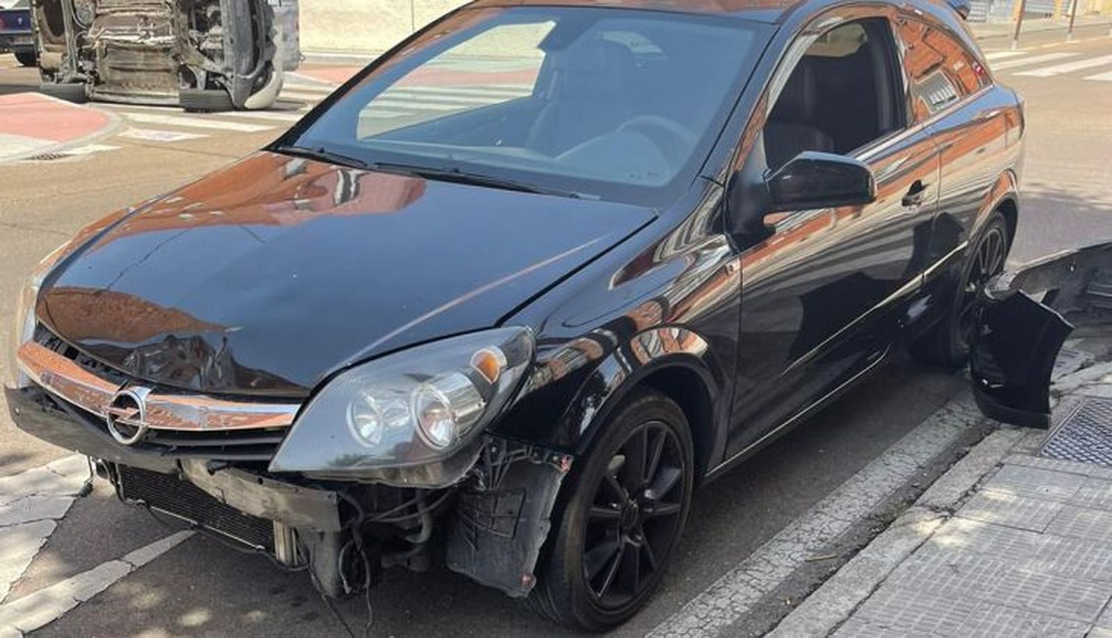 Imagenes del accidente entre dos turismos en el cruce entre la calle Santa Marta y Candelario (5)