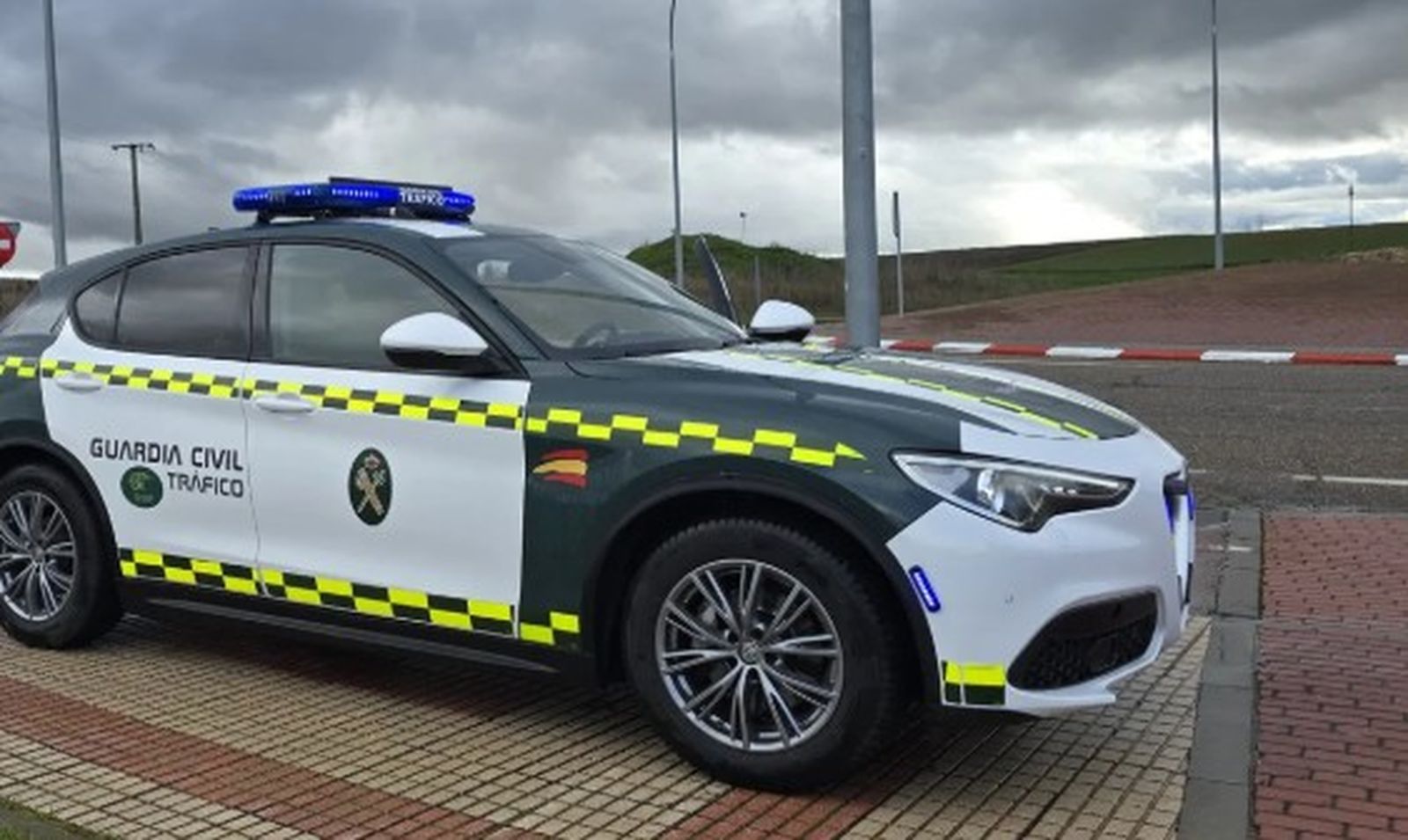 Coche de la Guardia Civil de Tráfico en la carreta de Zamora