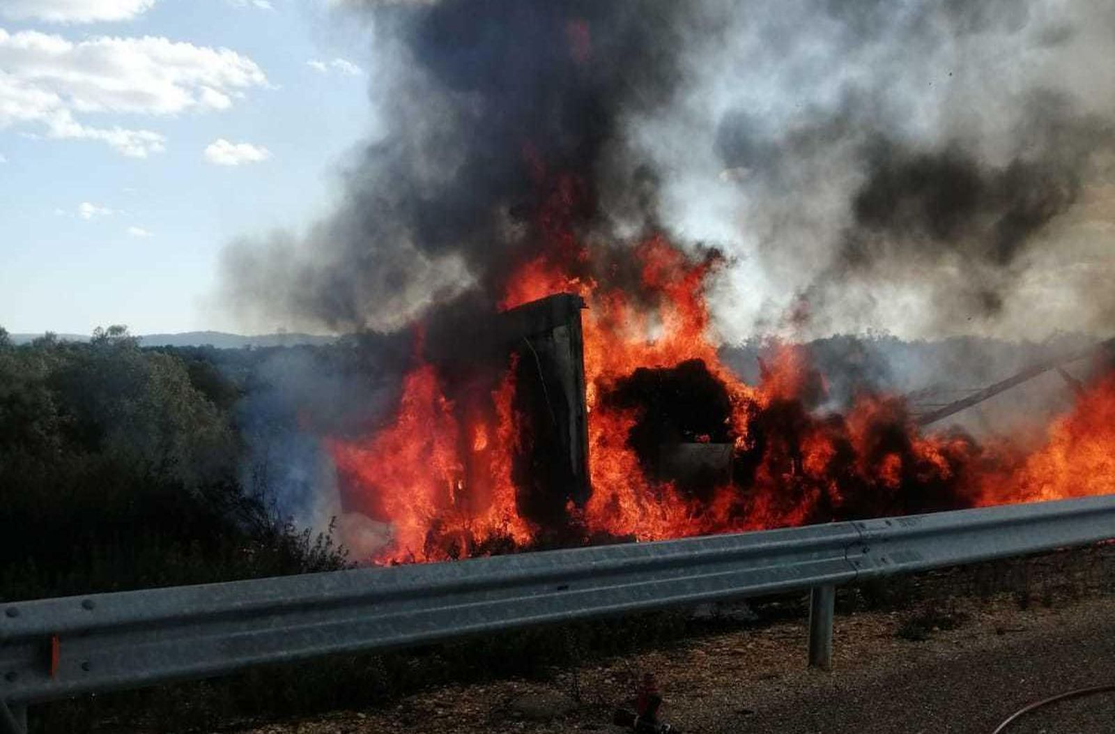 incendio-en-un-camion-tras-colisionar-con-una-furgoneta-7