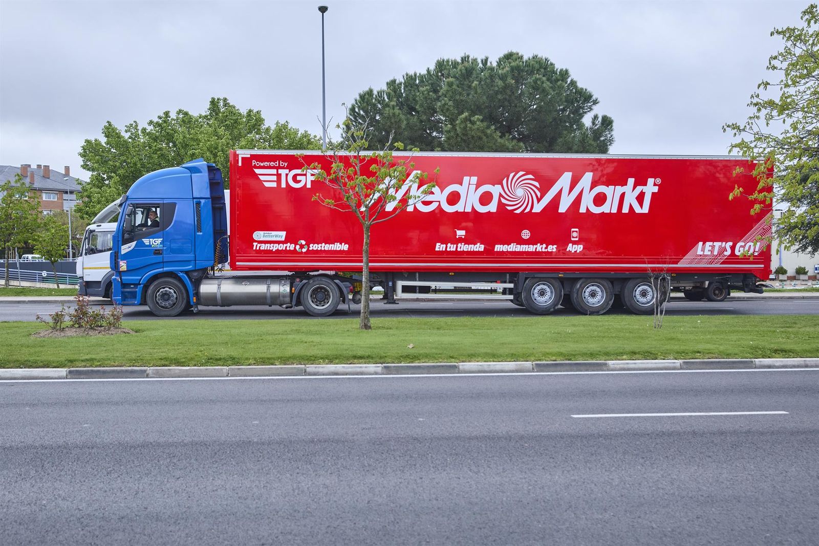 Un camión de transporte de la empresa Media Markt