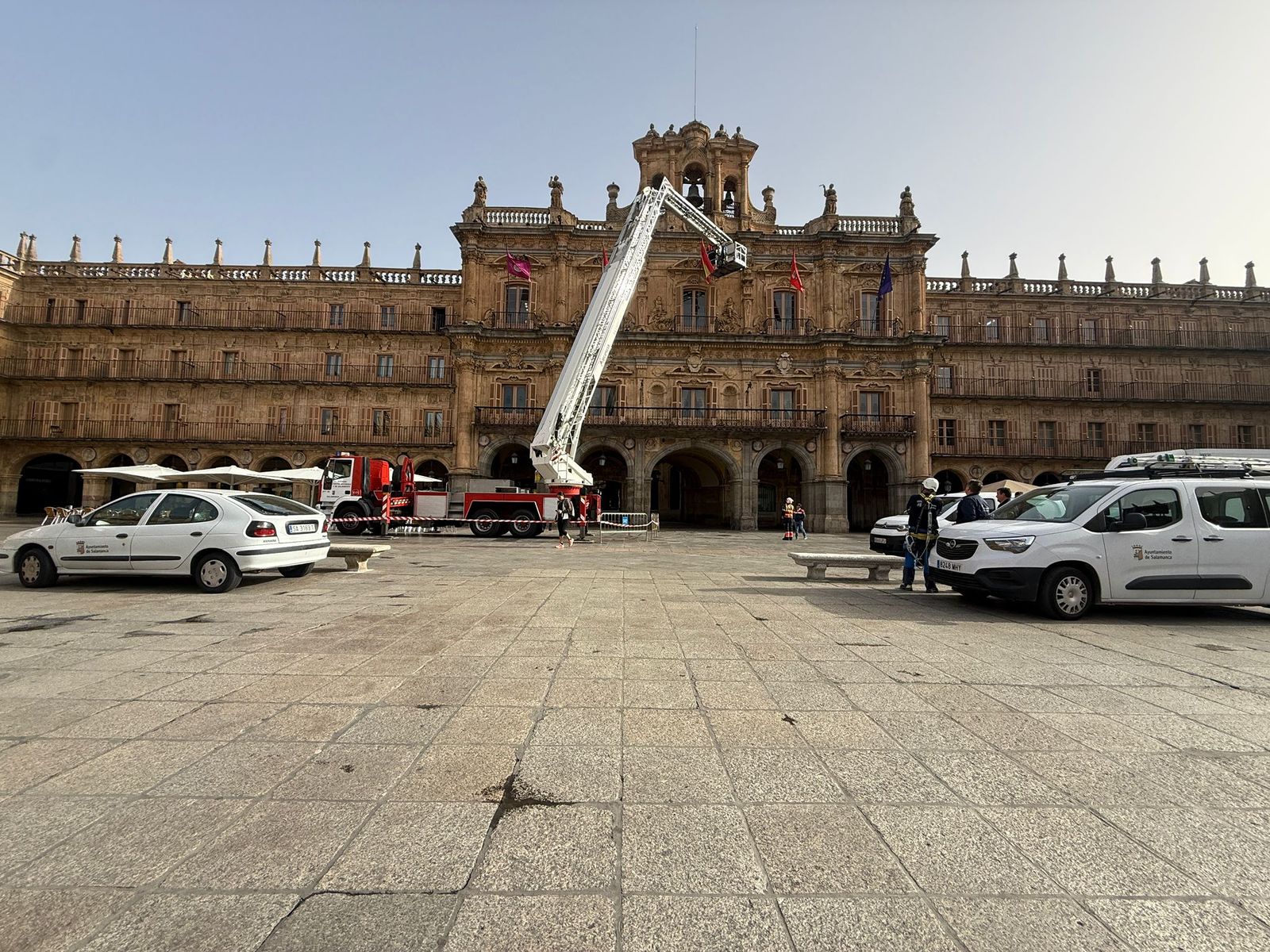 Los Bomberos realizan trabajos de mantenimiento en la fachada del Ayuntamiento