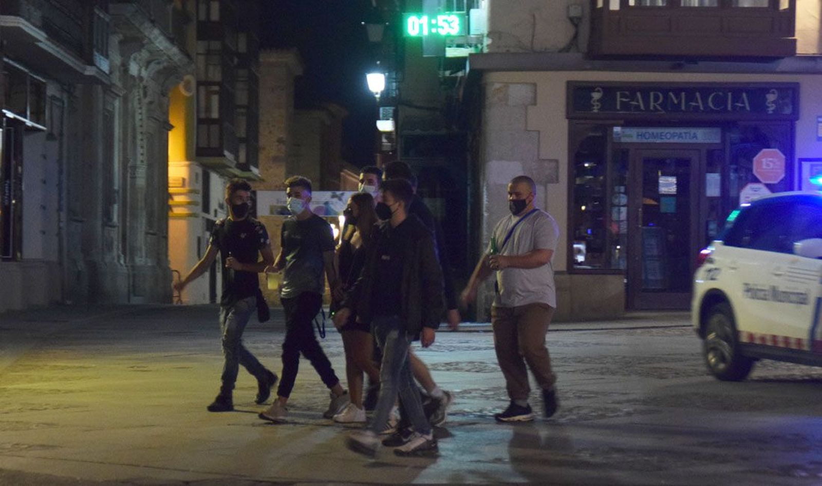 Jovenes con mascarilla en Zamora