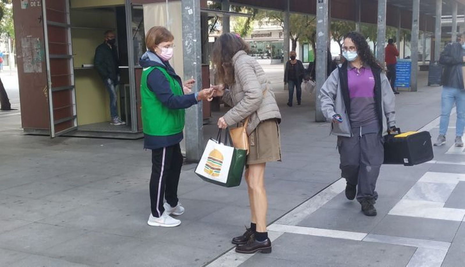 AECC Zamora repartiendo lazos en Santa Clara (8)