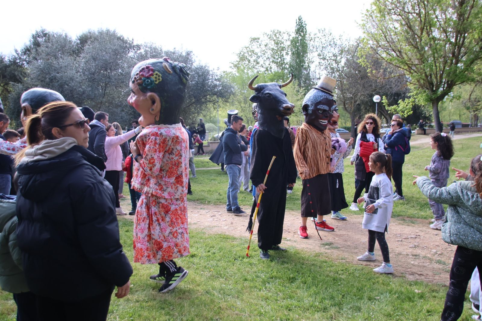 Los gigantes y cabezudos acompañados por la charanga ‘Queloque’s anima el parque de La Aldehuel