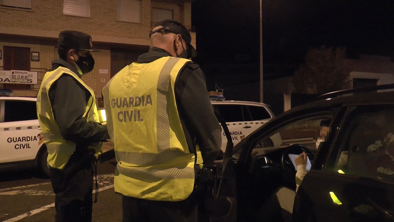 Dos agentes comprueban la documentación y el salvoconducto en uno de los controles establecidos