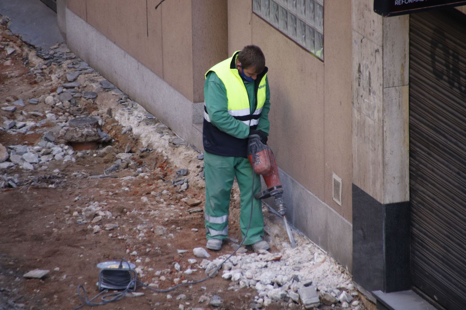Trabajador, Obras, calles cortadas, estrechamientos. Foto de archivo
