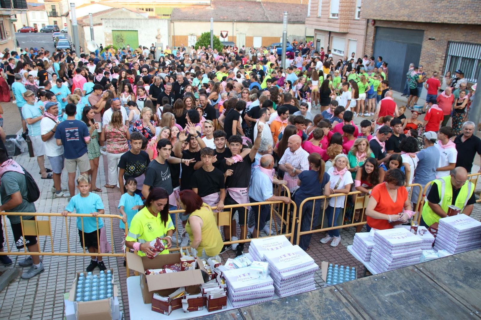 Entrega de pañoletas, pregón y empanada para todos en San Cristóbal de la Cuesta