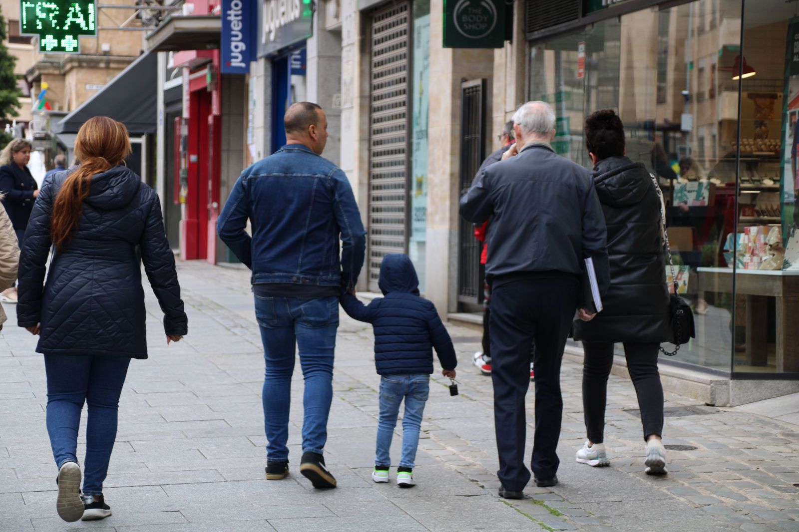 Familia caminando por la calle de Zamora