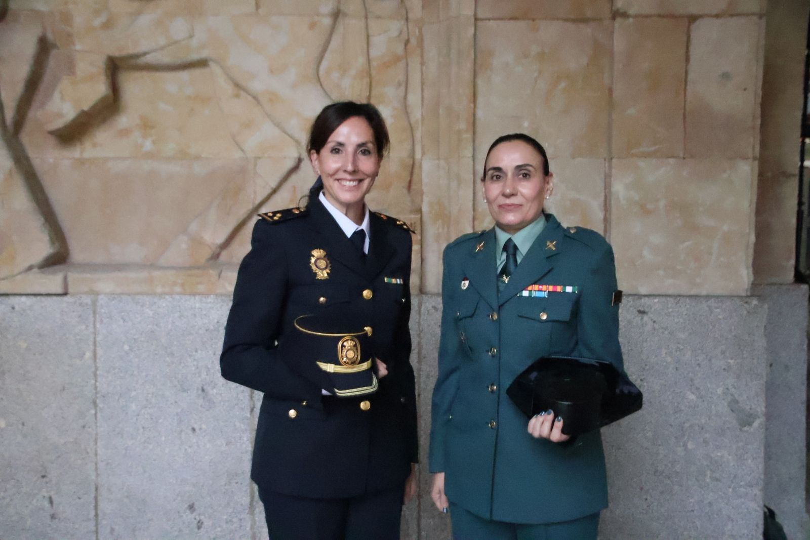 La inspectora Beatriz Ramos,  jefa del Grupo Operativo de Extranjería de la Policía Nacional de  Salamanca, y  la agente de la Guardia Civil, María Begoña Picado
