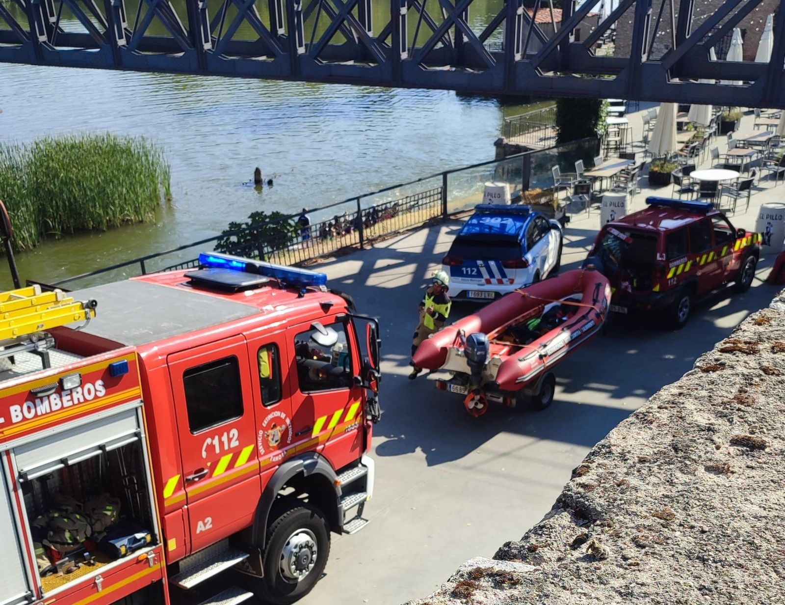 GALERÍA | Amplio despliegue de medios para rescatar a un hombre del río Duero en Zamora capital
