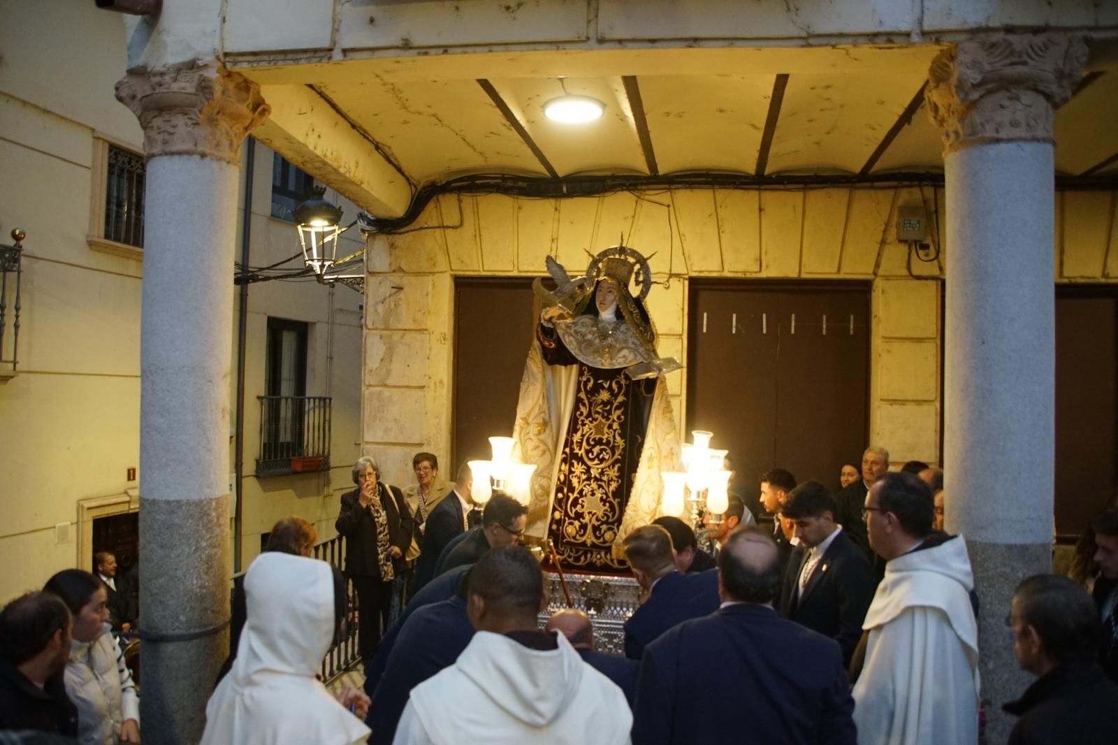 Santa Teresa se despide de los albenses bajo la lluvia