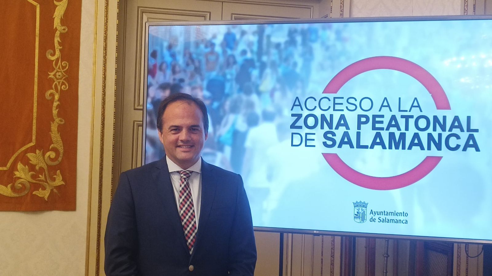 Ángel Molina, concejal de Tráfico, en la rueda de prensa por el nuevo control de accesos de la zona peatonal, 11 de julio de 2025