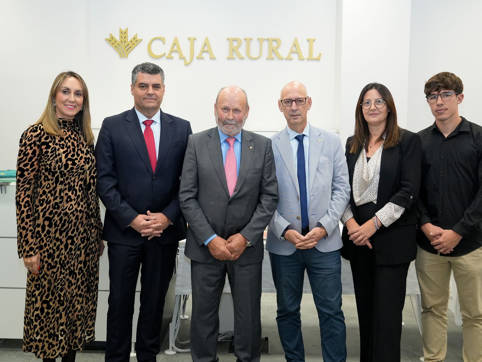 Foto de izquierda a derecha: María Teresa Sagrado, Directora de la sucursal José Ignacio Juez, Director General de la Entidad Ernesto Moronta, Presidente de la Entidad Casimiro Martín, Vicepresidente de la Entidad María Teresa Sánchez, Gestora Comercial Fabio Barreto, Gestor Comercial