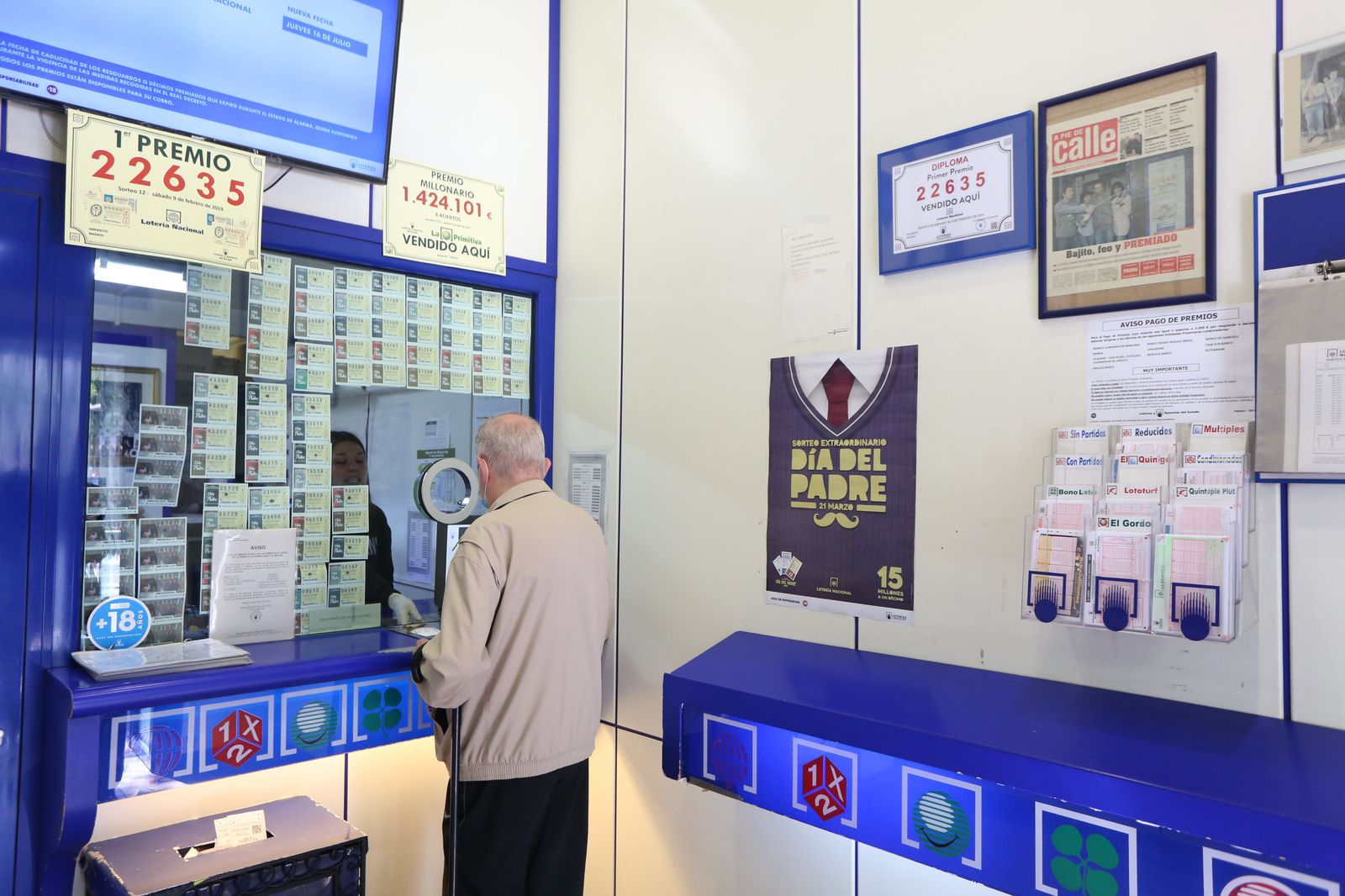 Un hombre compra lotería en una Administración de Lotería. Foto de archivo