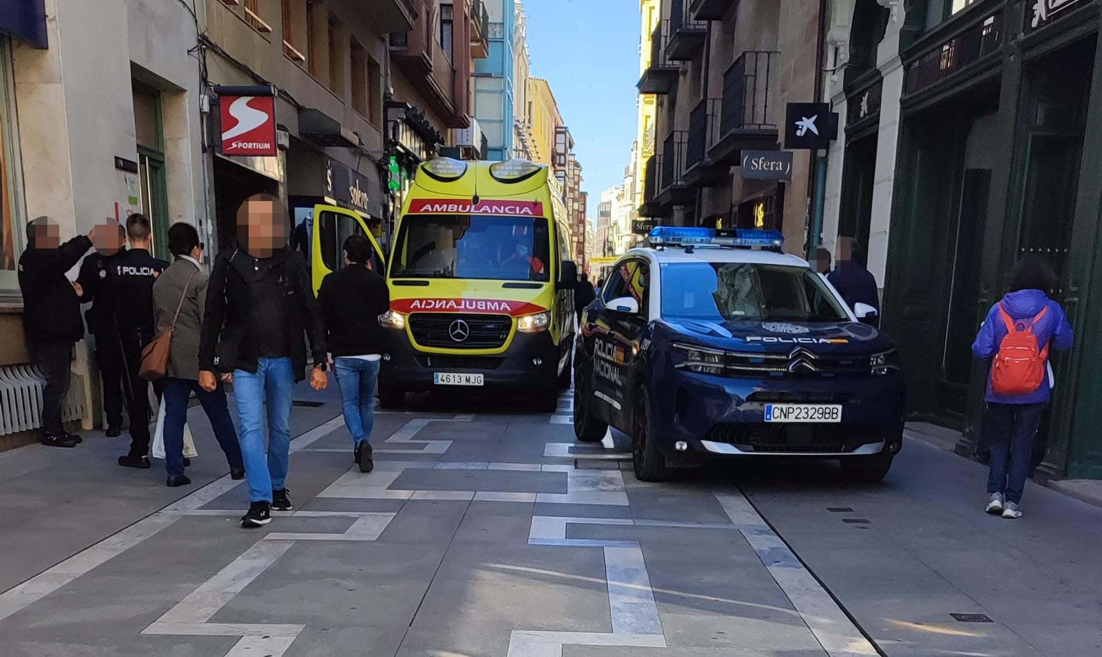 Ambulancia y Policía Nacional en Santa Clara. Archivo