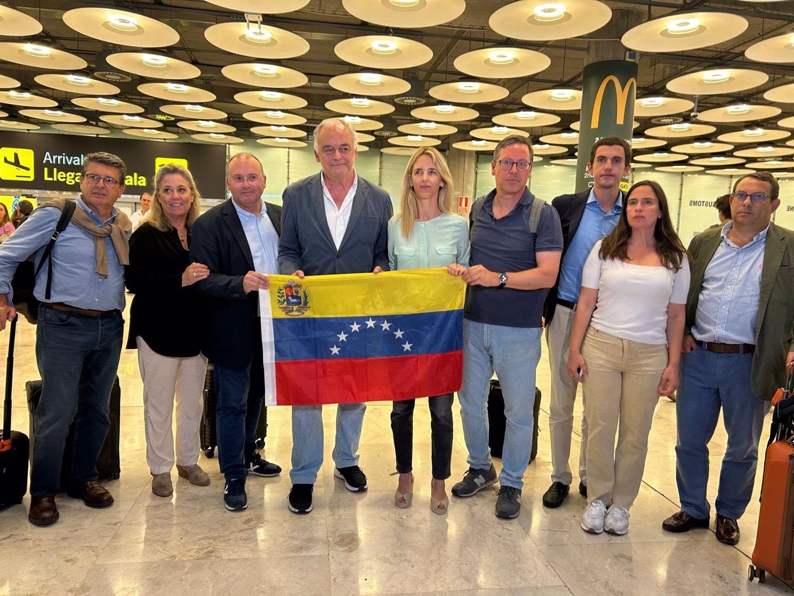 Delegacion de miembros del Partido Popular que han sido expulsados de Venezuela, a 27 de julio de 2024 en el Aeropuerto Adolfo Suárez Madrid Barajas. PP. Delegacion de miembros del Partido Popular que han sido expulsados de Venezuela, a 27 de julio de 2024 en el Aeropuerto Adolfo Suárez Madrid Barajas. PP.