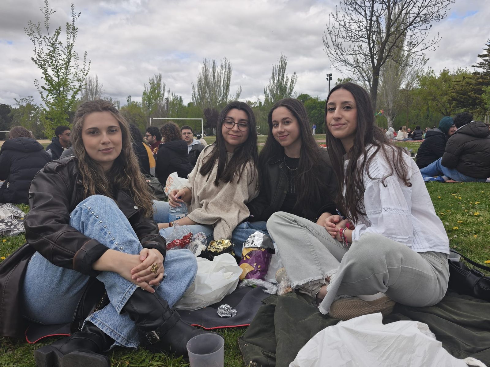 Un multitudinario Lunes de Aguas en Salamanca llena la ribera del Tormes