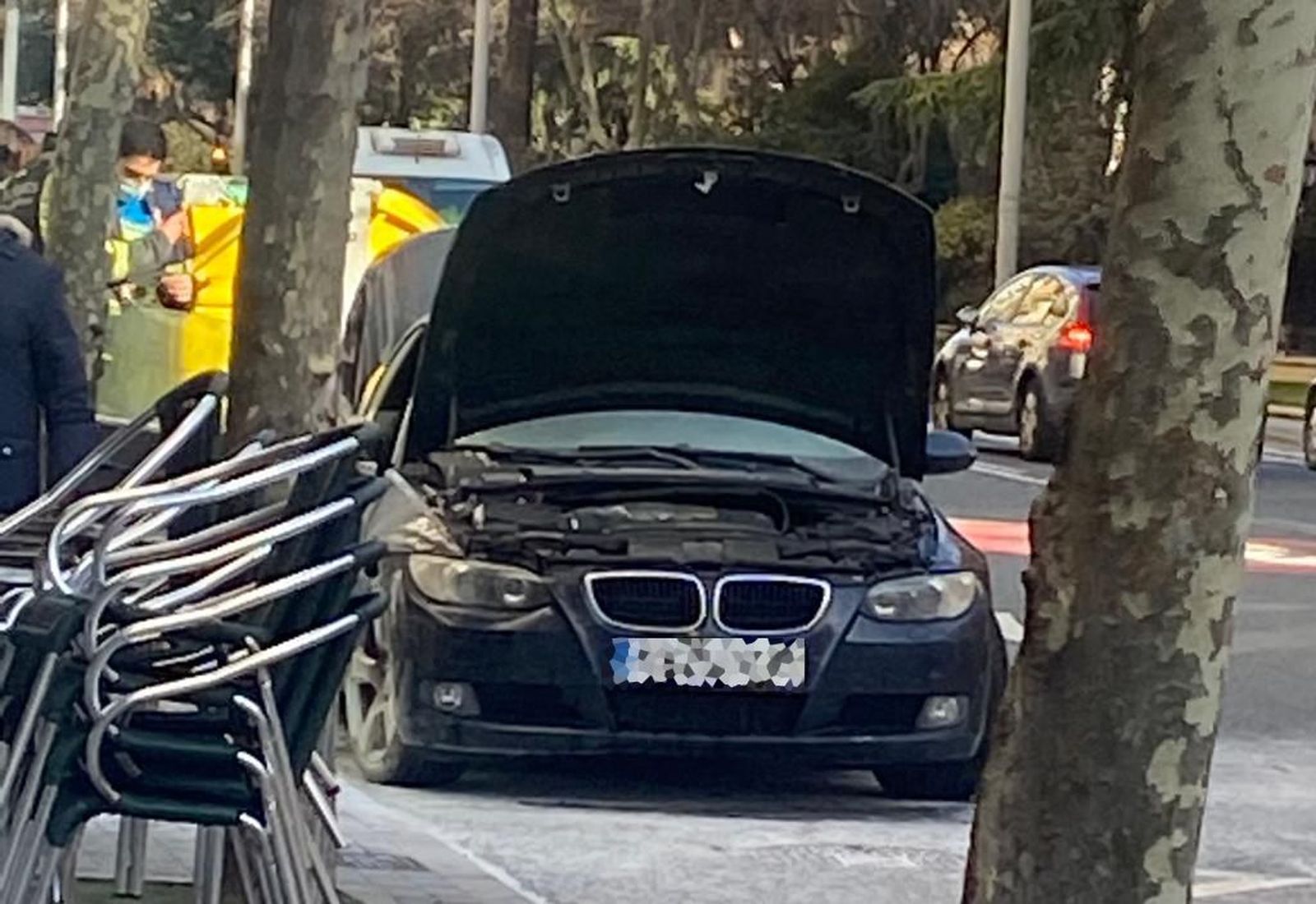 Coche incendidado en la avenida del Doctor Torres Villaroel