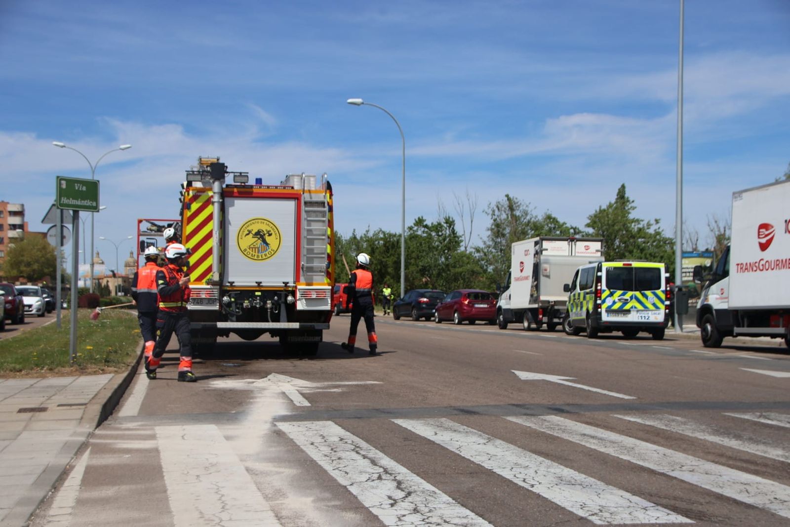 Los bomberos intervienen en la glorieta Leonardo da Vinci por un vertido de aceite tras un golpe a un turismo
