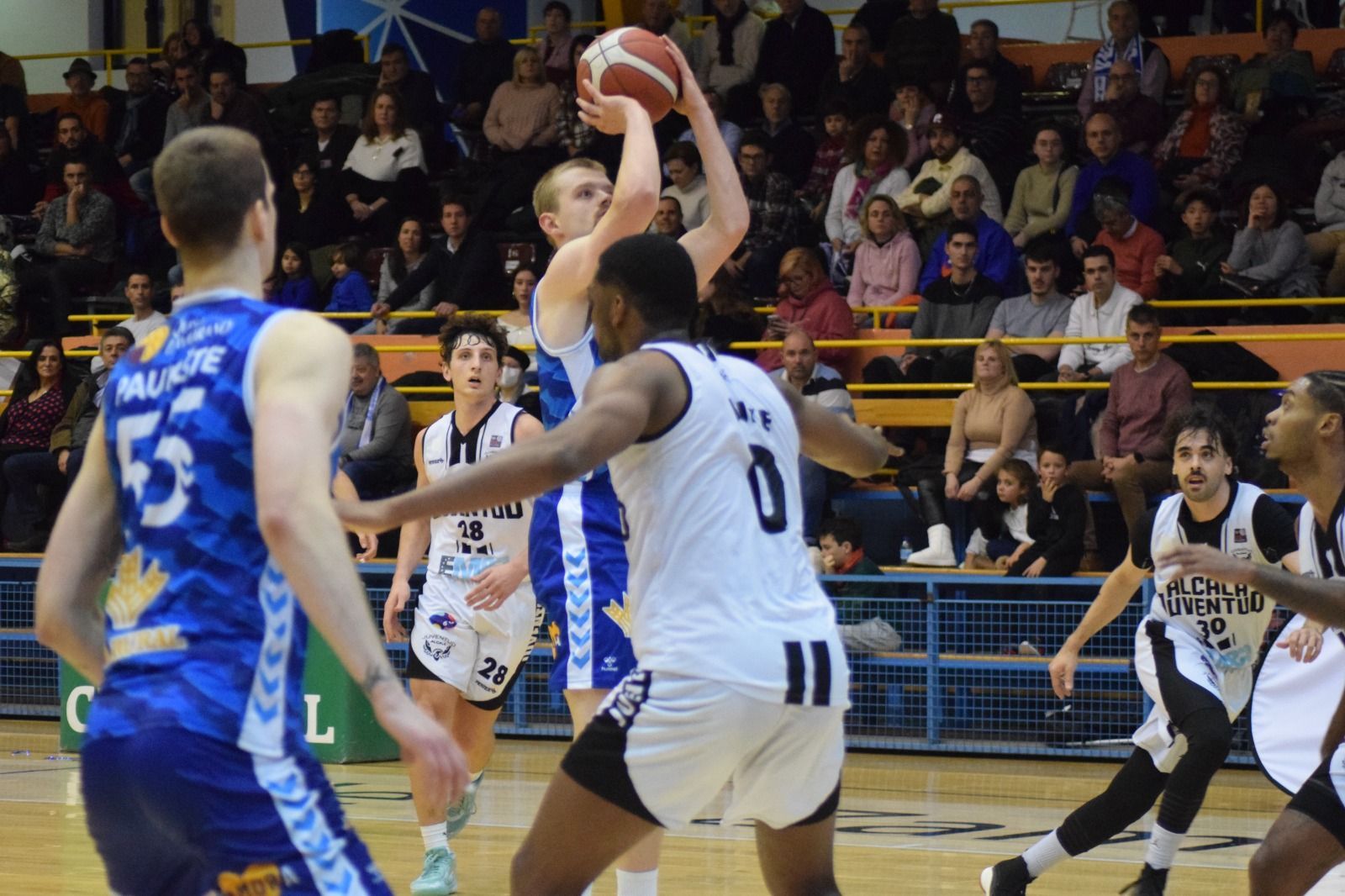 Jacob Round lanza a canasta ante el Juventud Alcalá