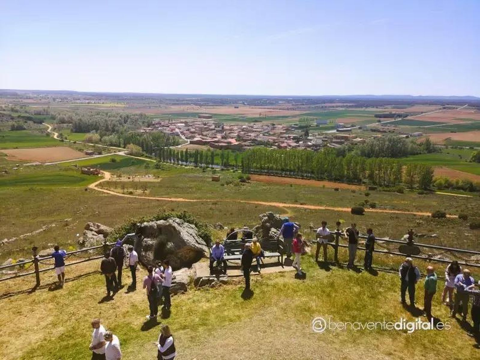 Los devotos suben, este sábado, la imagen del patrón San Esteban hasta su ermita que se alza en la cumbre de la colina