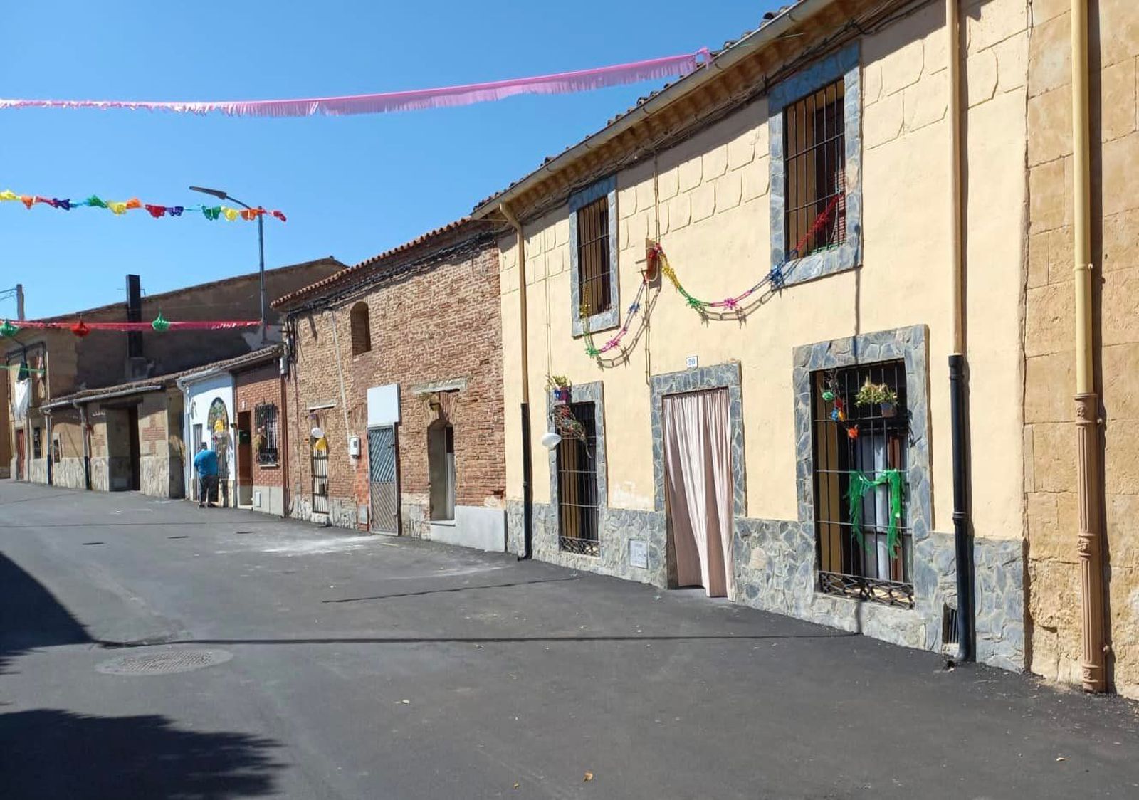 Decoración de calles en El Perdigón, el municipio que más habitantes gana en el último censo. Archivo