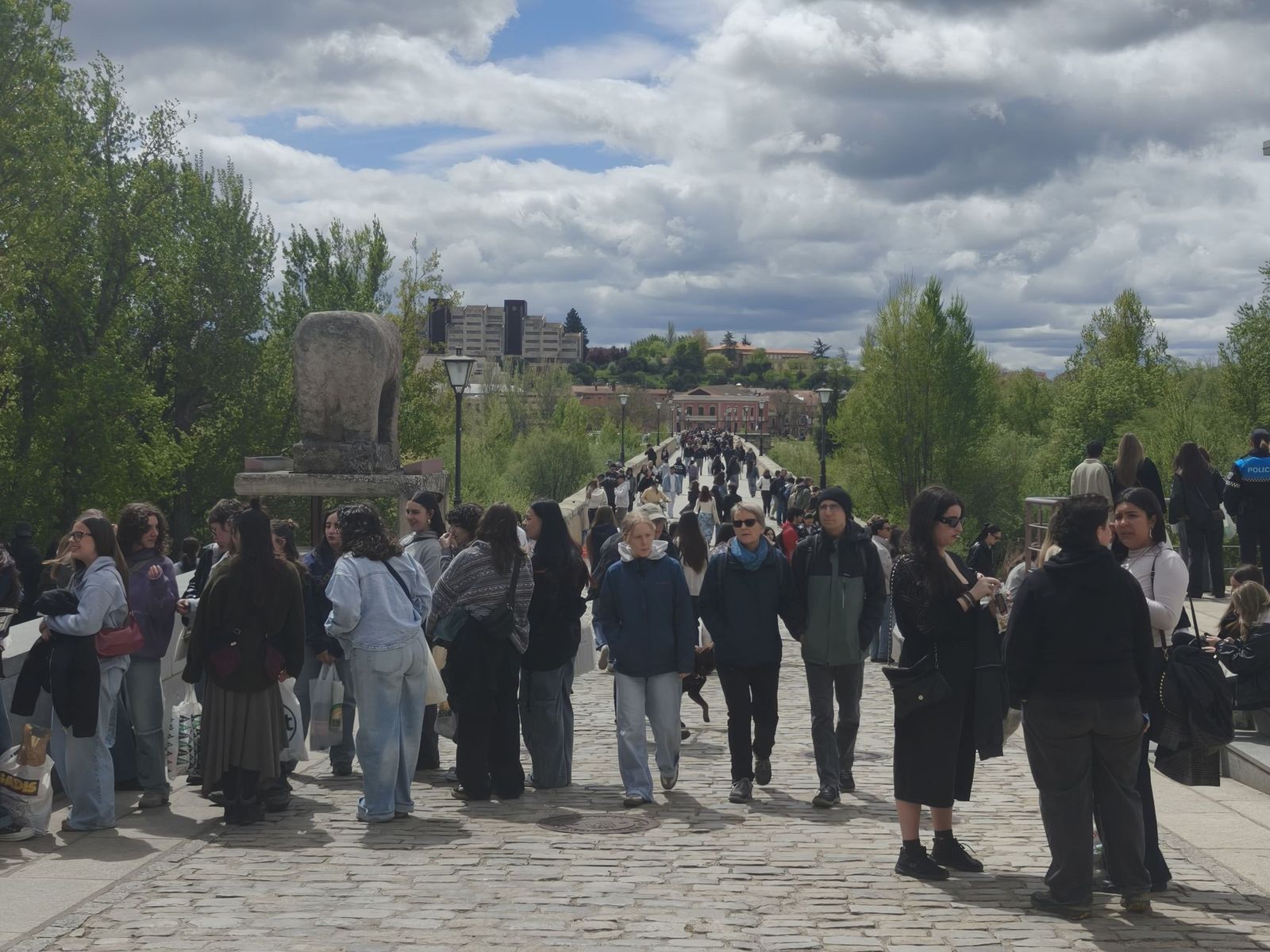Un multitudinario Lunes de Aguas en Salamanca llena la ribera del Tormes