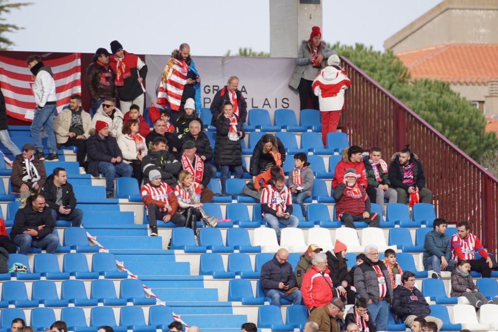 ambiente-en-las-gradas-en-el-partido-de-copa-del-rey-unionistas-sporting-de-gijon-8