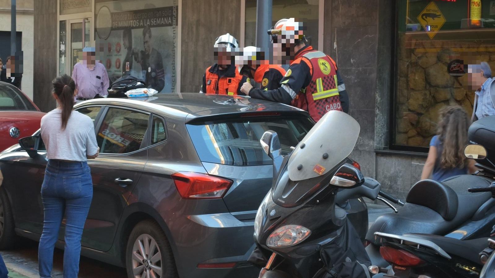 Los bomberos de Salamanca acuden al rescate de un bebé encerrado en un coche
