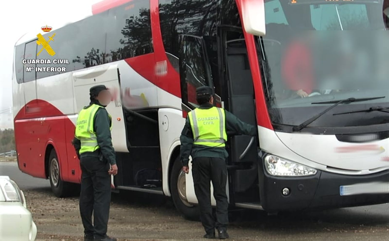 La Guardia Civil inspecciona un autobús