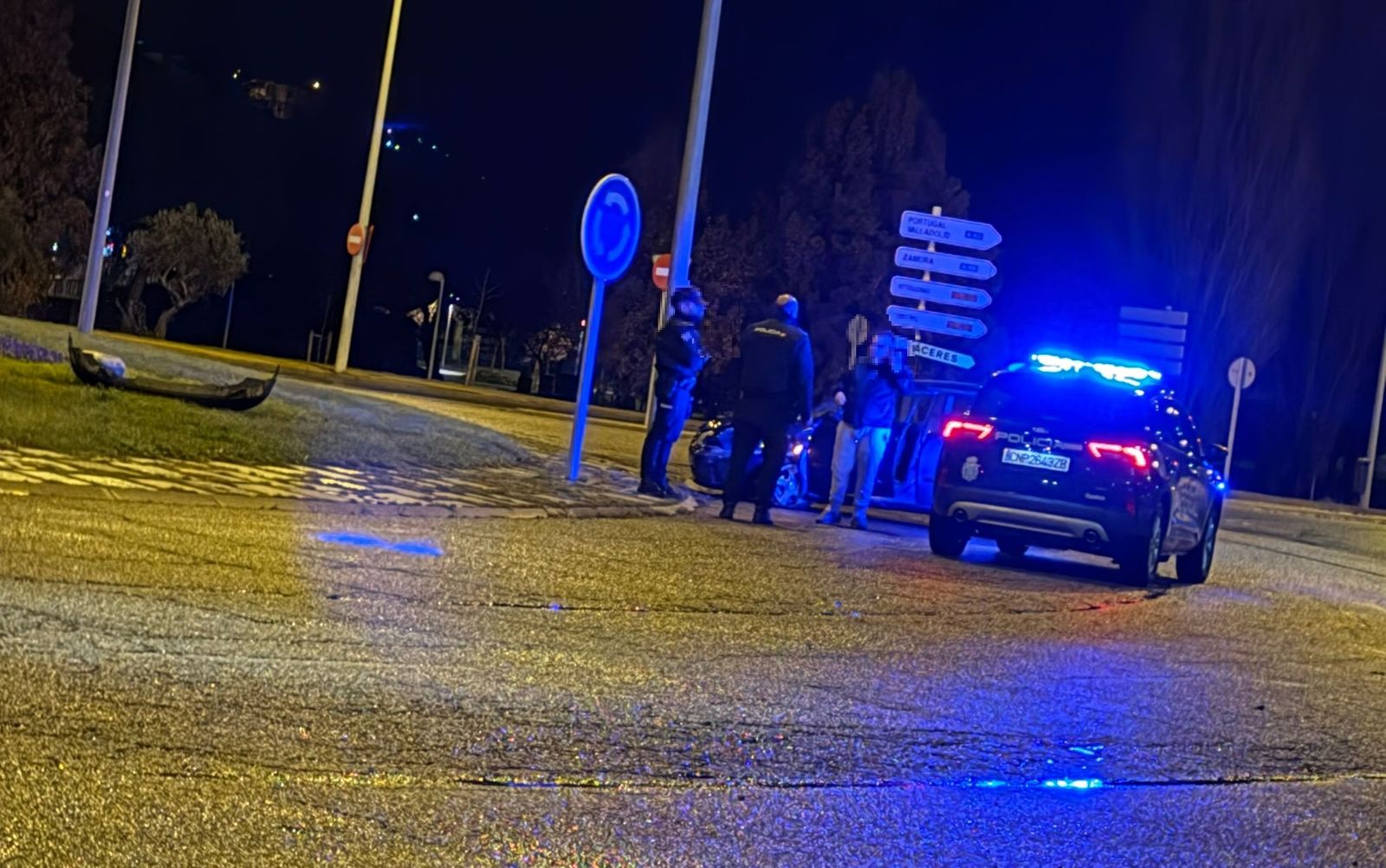 Policía Nacional y Local con un vehículo en la glorieta de La Charrería