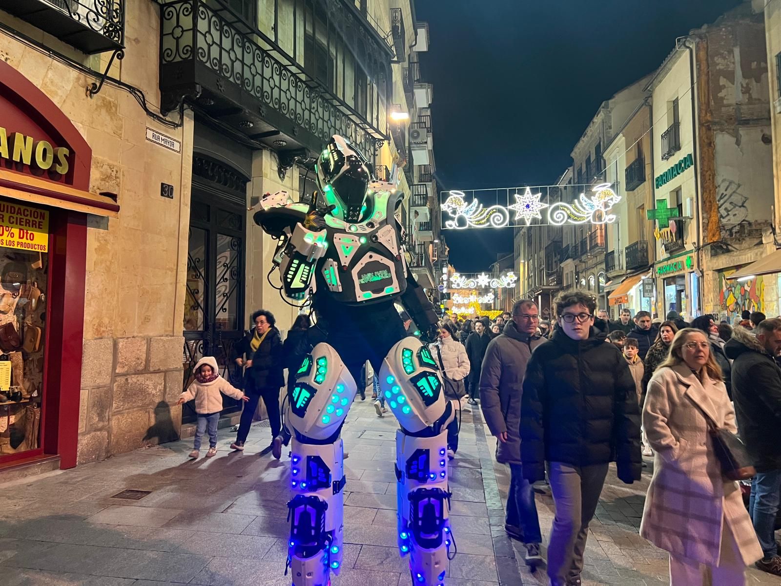 Los robots LED conquistan el centro de Salamanca