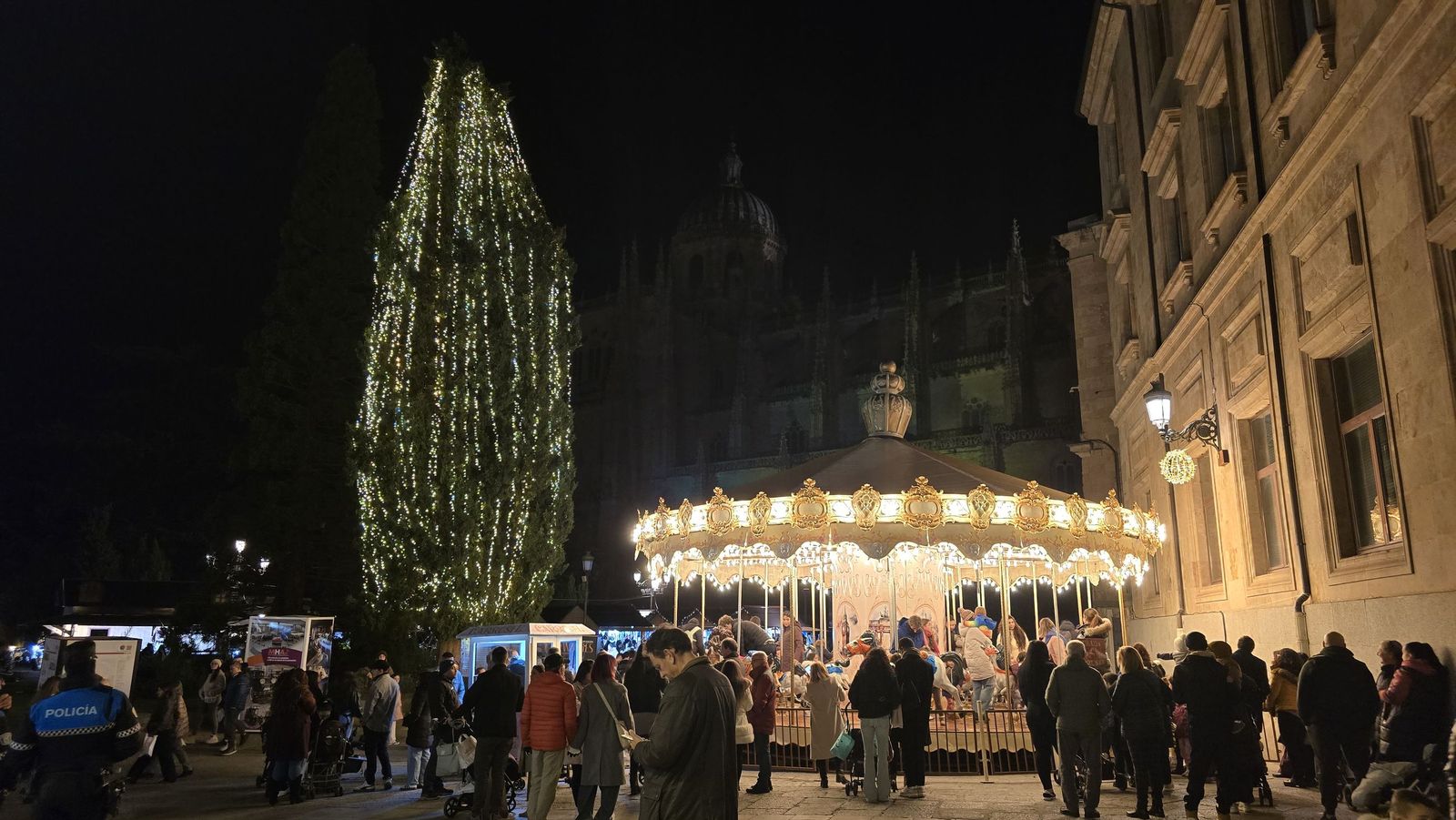 La Plaza Mayor de Salamanca se ilumina con “El Astronauta y la Estrella”: arranca la Navidad