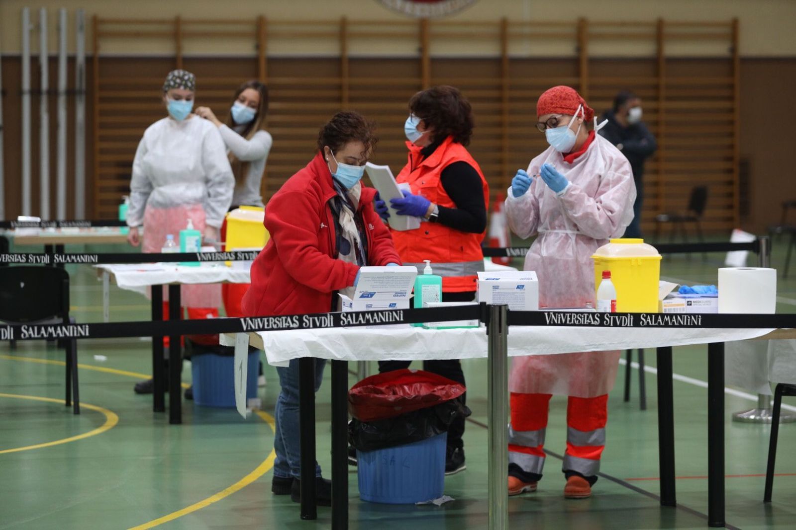 La Junta inicia finalmente este miércoles en Salamanca la vacunación de casi 5.500 docentes y profesionales de los centros educativos