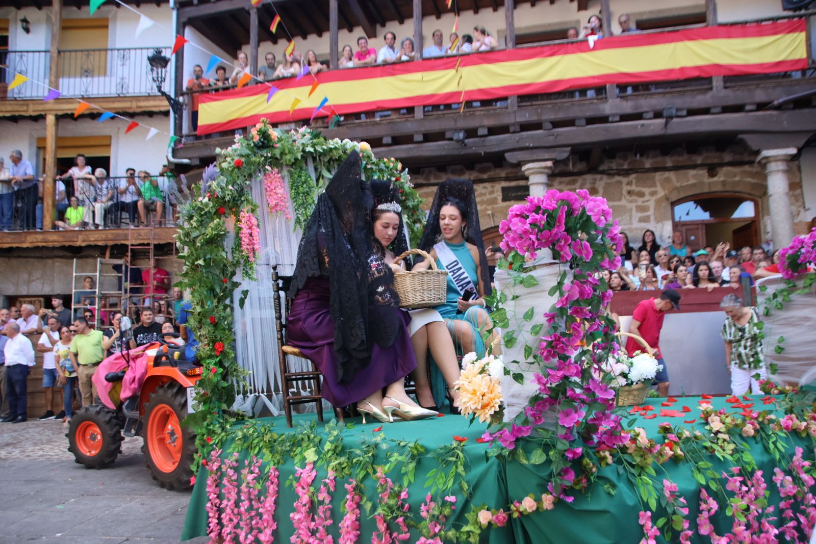 San Esteban de la Sierra, desfile de carrozas y disfraces